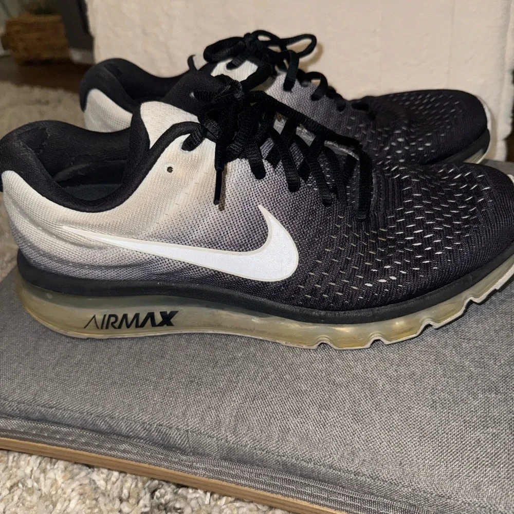 Nike Air Max 2017 Men’s Black and White Gradient Sneakers - Picture 4 of 5